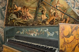 DETAIL DU DECOR PEINT SUR LE COUVERCLE DU CLAVECIN CONSTRUIT PAR ALBERT DELIN A TOURNAI EN 1768, DEPOT DE M. KENNETH GILBERT, ANTICHAMBRE DU MARECHAL, CHATEAU DE MAINTENON, EURE-ET-LOIR (28), FRANCE 