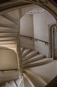 ESCALIER MENANT AUX APPARTEMENTS DE MADAME DE MAINTENON, CHATEAU DE MAINTENON, EURE-ET-LOIR (28), FRANCE 