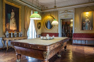 SALLE DE BILLARD DECORE DANS UN STYLE SECOND EMPIRE, COMPRENANT UN BILLARD EN ACAJOU DU 19EME SIECLE, CHATEAU DE MAINTENON, EURE-ET-LOIR (28), FRANCE 