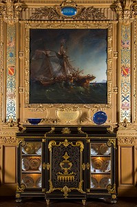 GRANDE GALERIE, ARMOIRE A TROIS PORTES DE STYLE BOULLE ET  TABLEAU DE THEODORE GUDIN REPRESENTANT LA PRISE A L'ABORDAGE DE LA CORVETTE ANGLAISE HAZARD PAR LE GENERAL VICOMTE DE NOAILLES, CHATEAU DE MAINTENON, EURE-ET-LOIR (28), FRANCE 