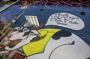 UNE VACHE A VELO POUR LE BOUCHER, PEINTURE DES VITRINES DES COMMERCES EN HOMMAGE AU PASSAGE DU TOUR DE FRANCE  (VILLE ETAPE), CITE MEDIEVALE DE BONNEVAL, SURNOMMEE LA PETITE VENISE DE LA BEAUCE, EURE-ET-LOIR (28), FRANCE 