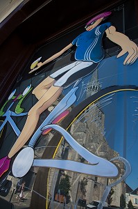 UN SERVEUR A VELO POUR LE CAFE, PEINTURE DES VITRINES DES COMMERCES EN HOMMAGE AU PASSAGE DU TOUR DE FRANCE (VILLE ETAPE), CITE MEDIEVALE DE BONNEVAL, SURNOMMEE LA PETITE VENISE DE LA BEAUCE, EURE-ET-LOIR (28), FRANCE 