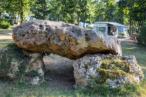 DOLMEN DANS LE CAMPING MUNICIPAL DE BONNEVAL, EURE-ET-LOIR (28), FRANCE 