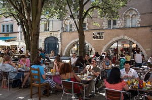 TERRASSE DE RESTAURANTS, PLACE DU CYGNE, CHARTRES, EURE-ET-LOIR (28), FRANCE 