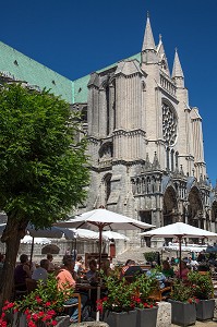 TERRASSE DE RESTAURANT DEVANT LA CATHEDRALE NOTRE-DAME, CHARTRES, EURE-ET-LOIR (28), FRANCE 