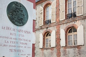 MEDAILLON DU DUC DE SAINT-SIMON (1675-1755), ECRIVAIN AUTEUR DE MEMOIRES, LA FERTE-VIDAME, EURE-ET-LOIR (28), FRANCE 
