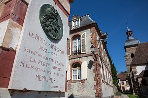 STELE EN MEMOIRE DU DUC DE SAINT-SIMON (1675-1755), LA FERTE-VIDAME, EURE-ET-LOIR (28), FRANCE 