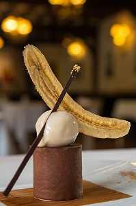 MOUSSE AU CHOCOLAT ET SORBET A LA BANANE, HOTEL RESTAURANT DE LA FORET, SENONCHES, EURE-ET-LOIR (28), FRANCE 