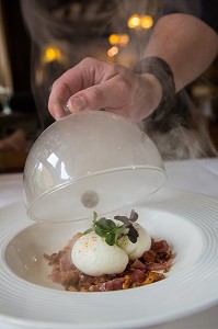 OEUFS MOLLETS SOUS CLOCHE ARROSE D'UN JUS DE VEAU AU FOIN, HOTEL RESTAURANT DE LA FORET, SENONCHES, EURE-ET-LOIR (28), FRANCE 