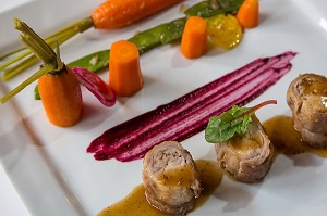 BARON DE LAPIN FARCI SAUCE AU POIRE, TRAIT DE SUREAU, CAROTTES FANES, BETTERAVE CHIOGGIA ET POIDS GOURMANDS, HOTEL RESTAURANT DE LA FORET, SENONCHES, EURE-ET-LOIR (28), FRANCE 