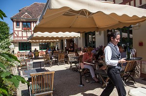 TERRASSE DE L'HOTEL RESTAURANT DE LA FORET, SENONCHES, EURE-ET-LOIR (28), FRANCE 