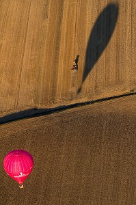 VOL EN MONTGOLFIERE SUR UN CHAMP DE LABOUR AVEC UN TRACTEUR, VALLEE DE L’EURE, EURE-ET-LOIR (28), FRANCE 