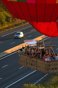 VOL EN MONTGOLFIERE AU DESSUS DE LA VALLEE DE L’EURE, EURE-ET-LOIR (28), FRANCE 