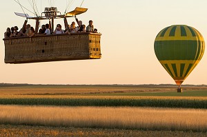 VOL EN MONTGOLFIERE AU DESSUS DE LA VALLEE DE L’EURE, EURE-ET-LOIR (28), FRANCE 