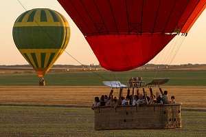 VOL EN MONTGOLFIERE AU DESSUS DE LA VALLEE DE L’EURE, EURE-ET-LOIR (28), FRANCE 
