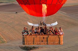 VOL EN MONTGOLFIERE AU DESSUS DE LA VALLEE DE L’EURE, EURE-ET-LOIR (28), FRANCE 