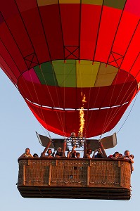 VOL EN MONTGOLFIERE AU DESSUS DE LA VALLEE DE L’EURE, EURE-ET-LOIR (28), FRANCE 