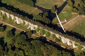 VOL EN PLANEUR AU DESSUS DE L'AQUEDUC DU CHATEAU DE MAINTENON, VUE AERIENNE, EURE-ET-LOIR (28), FRANCE 