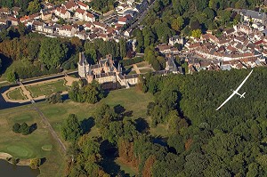 VOL EN PLANEUR AU DESSUS DU CHATEAU DE MAINTENON, VUE AERIENNE, EURE-ET-LOIR (28), FRANCE 