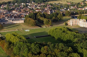 VOL EN ULM AU DESSUS DU CHATEAU SAINT-SIMON DE LA FERTE-VIDAME, PERCHE, EURE-ET-LOIR (28), FRANCE 