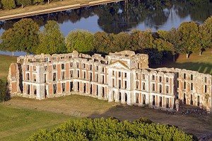 VUE AERIENNE DU CHATEAU SAINT-SIMON DE LA FERTE-VIDAME, PERCHE, EURE-ET-LOIR (28), FRANCE 