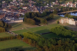 VUE AERIENNE DU CHATEAU SAINT-SIMON DE LA FERTE-VIDAME, PERCHE, EURE-ET-LOIR (28), FRANCE 