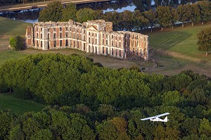 VOL EN ULM AU DESSUS DU CHATEAU SAINT-SIMON DE LA FERTE-VIDAME, PERCHE, EURE-ET-LOIR (28), FRANCE 