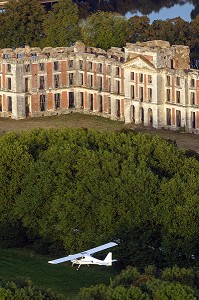 VOL EN ULM AU DESSUS DU CHATEAU SAINT-SIMON DE LA FERTE-VIDAME, PERCHE, EURE-ET-LOIR (28), FRANCE 