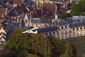 VOL EN ULM AU DESSUS DU VILLAGE DE LA FERTE-VIDAME, PERCHE, EURE-ET-LOIR (28), FRANCE 