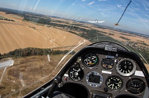PLANEUR TRACTE PAR UN AVION, AERODROME DE BAILLEAU-ARMENONVILLE, CENTRE VELIVOLE DU VAL DE L’EURE, EURE-ET-LOIR (28), FRANCE 