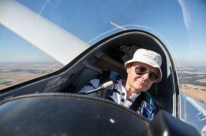 PILOTE AU COMMANDE D'UN PLANEUR EN VOL, EURE-ET-LOIR (28), FRANCE 