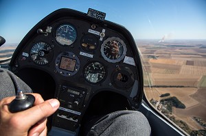PILOTE AU COMMANDE D'UN PLANEUR EN VOL, EURE-ET-LOIR (28), FRANCE 