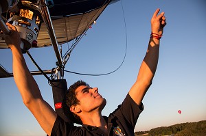 PILOTE EN VOL D'UNE MONTGOLFIERE AU DESSUS DE LA VALLEE DE L’EURE, EURE-ET-LOIR (28), FRANCE 