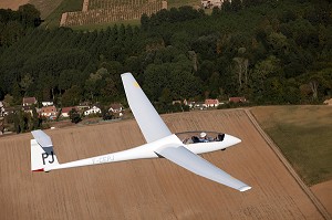 VOL EN PLANEUR AU DESSUS DE LA REGION DE MAINTENON, EURE-ET-LOIR (28), FRANCE 
