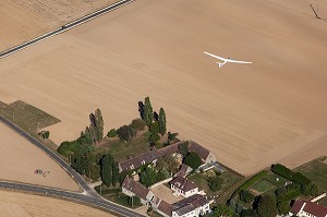 VOL EN PLANEUR AU DESSUS D'UNE FERME, REGION DE MAINTENON, EURE-ET-LOIR (28), FRANCE 