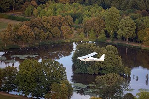 VOL EN ULM AU DESSUS DU PARC DU CHATEAU DE LA FERTE-VIDAME, BASSIN, PERCHE, EURE-ET-LOIR (28), FRANCE 
