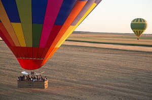 VOL EN MONTGOLFIERE AU DESSUS DE LA VALLEE DE L’EURE, EURE-ET-LOIR (28), FRANCE 