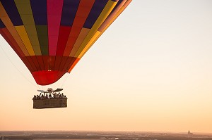 VOL EN MONTGOLFIERE AU DESSUS DE LA VALLEE DE L'EURE AVEC LA CATHEDRALE DE CHARTRES EN FOND, EURE-ET-LOIR (28), FRANCE 