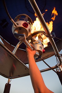 PILOTE EN VOL A L'ALLUMAGE DU GAZ POUR CHAUFFER L'AIR DE LA MONTGOLFIERE, VALLEE DE L’EURE, EURE-ET-LOIR (28), FRANCE 