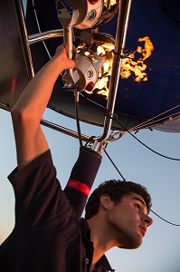 PILOTE EN VOL A L'ALLUMAGE DU GAZ POUR CHAUFFER L'AIR DE LA MONTGOLFIERE, VALLEE DE L’EURE, EURE-ET-LOIR (28), FRANCE 