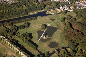 VOL EN PLANEUR AU DESSUS DU CHATEAU DE MAINTENON ET DE SON AQUEDUC, VUE AERIENNE, EURE-ET-LOIR (28), FRANCE 