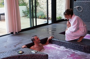SOPHIE ET CHRISTOPHE AU SPA BY BE MONARQUE, SEANCE DANS LE BASSIN BIO TONIC, HOTEL GRAND MONARQUE, BEST WESTERN, CHARTRES, EURE-ET-LOIR (28), FRANCE 