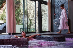 SOPHIE ET CHRISTOPHE AU SPA BY BE MONARQUE, SEANCE DANS LE BASSIN BIO TONIC, HOTEL GRAND MONARQUE, BEST WESTERN, CHARTRES, EURE-ET-LOIR (28), FRANCE 
