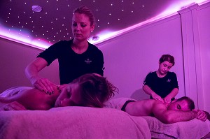 SOPHIE ET CHRISTOPHE AU SPA BY BE MONARQUE, SEANCE MASSAGE, MODELAGE, EN COUPLE, HOTEL GRAND MONARQUE, BEST WESTERN, CHARTRES, EURE-ET-LOIR (28), FRANCE 