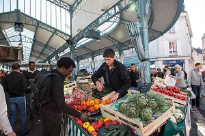 LES HALLES DU MARCHE AUX LEGUMES DE LA PLACE BILLARD, CHARTRES, EURE-ET-LOIR (28), FRANCE 