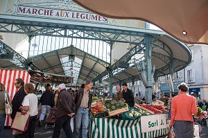 LES HALLES DU MARCHE AUX LEGUMES DE LA PLACE BILLARD, CHARTRES, EURE-ET-LOIR (28), FRANCE 