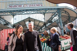 SOPHIE ET CHRISTOPHE DEVANT LES HALLES DU MARCHE AUX LEGUMES, PLACE BILLARD, CHARTRES, EURE-ET-LOIR (28), FRANCE 