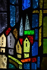 VITRAUX COLORES REPRESENTANT LA VILLE, LA GALERIE DU VITRAIL DES ATELIERS LOIRE PRES DE LA CATHEDRALE, CHARTRES, EURE-ET-LOIR (28), FRANCE 