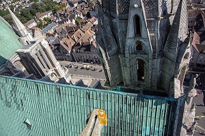 VUE DEPUIS LES TOITS DE LA CATHEDRALE NOTRE-DAME DE CHARTRES, PATRIMOINE MONDIAL DE L'UNESCO, EURE-ET-LOIR (28), FRANCE 