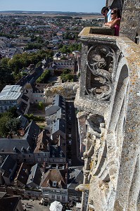 VUE DEPUIS LES TOITS DE LA CATHEDRALE NOTRE-DAME DE CHARTRES, PATRIMOINE MONDIAL DE L'UNESCO, EURE-ET-LOIR (28), FRANCE 